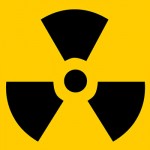 Varningssymbolen för joniserande strålning. Bild: Wikimedia commons.
