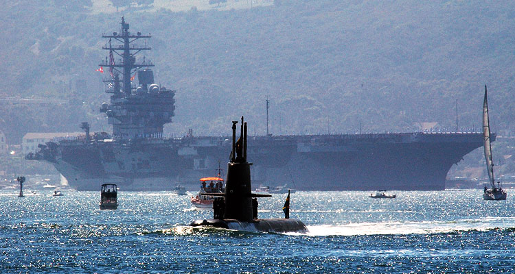  I förgrunden HMS Gotland i San Diego. I bakgrunden USS Ronal­d Reagan. Foto: Wikimedia Commons.