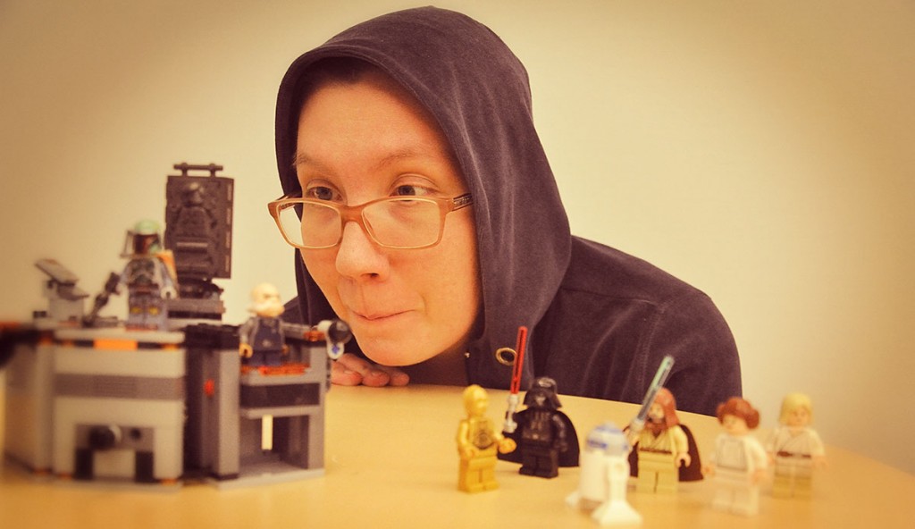 Konstvetare Jenny Wiik tar en titt på, bland annat, Star Wars-karaktärernas garderob. Foto: Marcus Prest.