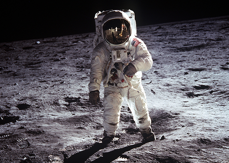 Apollo 11, 16 juli 1969. Buzz Aldrin på Månens yta, fotograferad av Niel Armstrong. Man kan se Armstrong reflekteras i Aldrins visir, tillsammans med månmodulen / månlandaren Eagle. Foto: Wikipedia Commons.