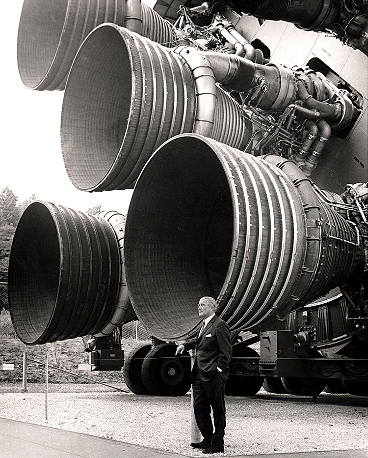 Wernher von Braun och Saturn V:s fem F1-motorer.